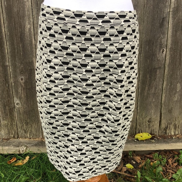 Black and White Pencil Skirt in geometric diamond shaped design pattern. Size M - Picture 4 of 5